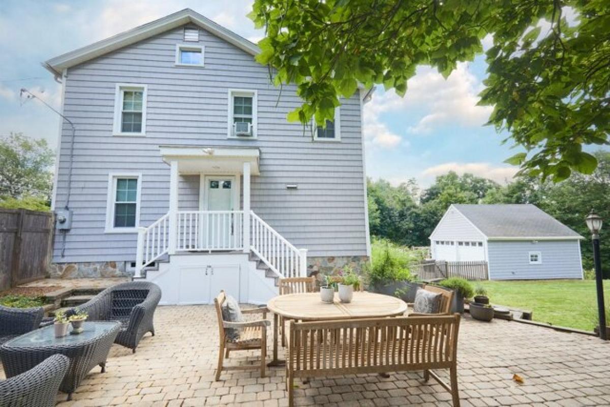 Picture of Home For Sale in Westport, Connecticut, United States