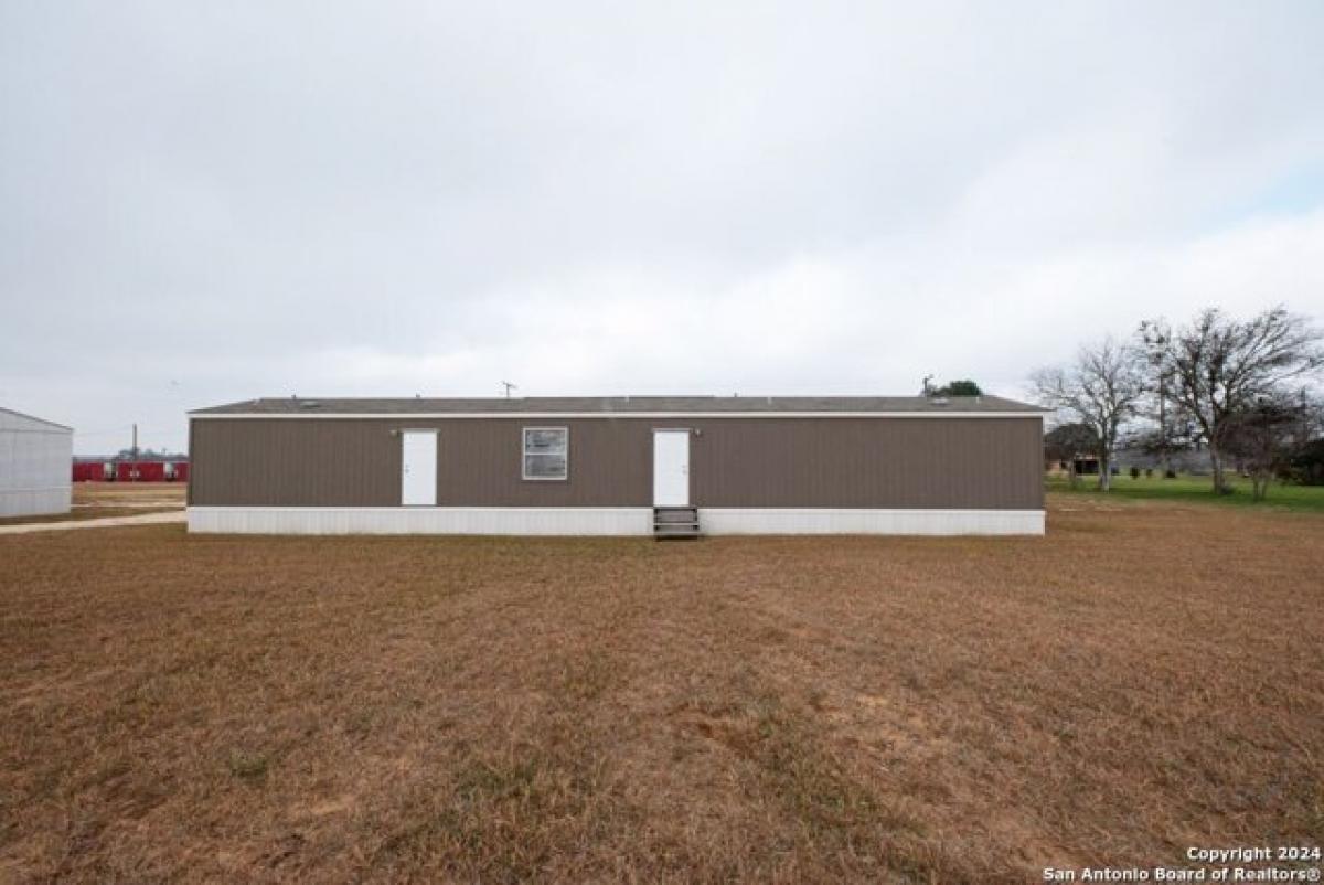 Picture of Home For Sale in Nixon, Texas, United States