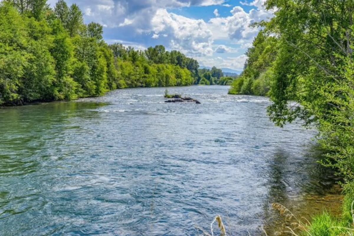 Picture of Home For Sale in Eagle Point, Oregon, United States