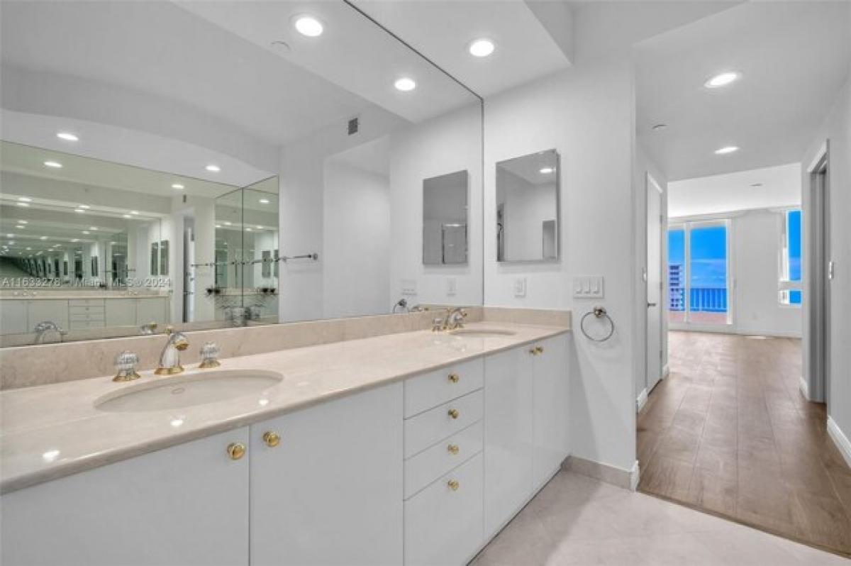 Picture of Home For Sale in Key Biscayne, Florida, United States