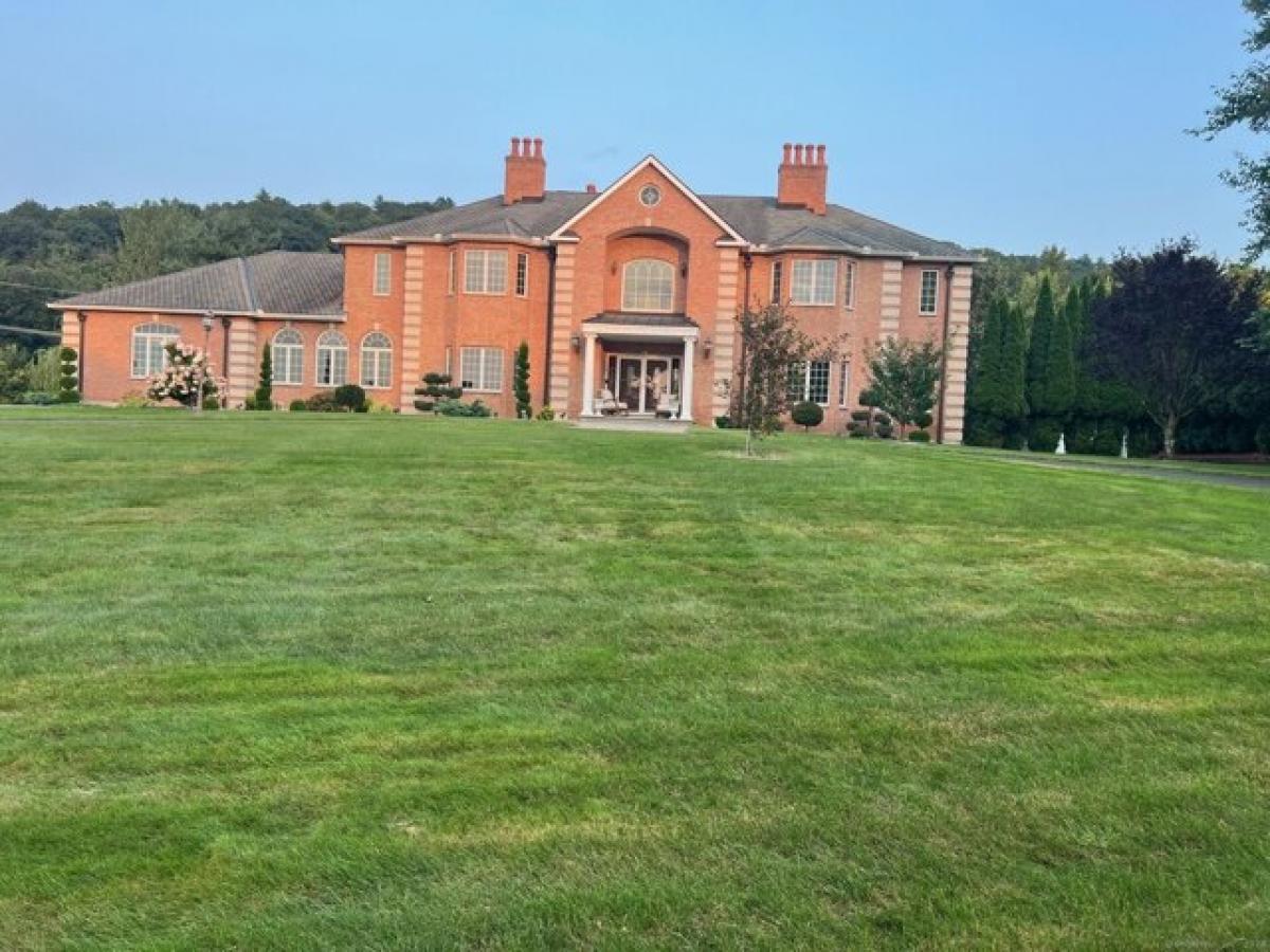 Picture of Home For Sale in Simsbury, Connecticut, United States