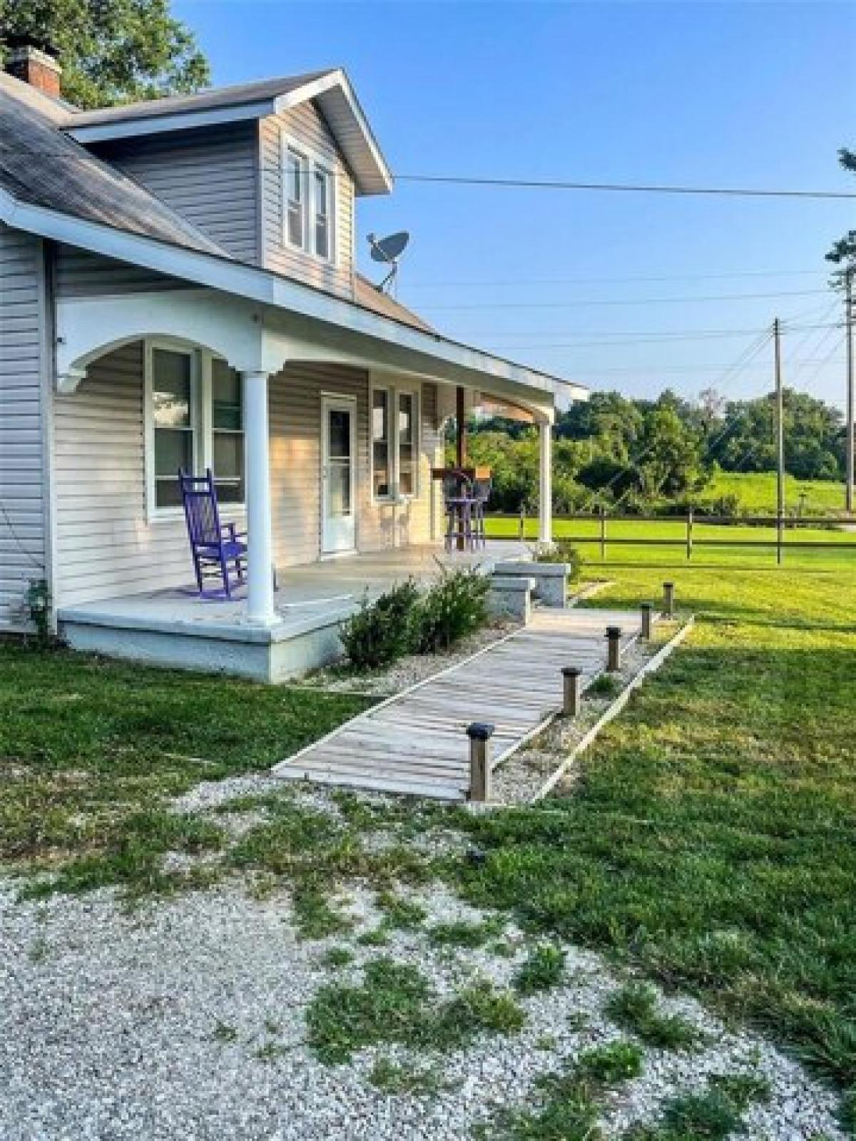 Picture of Home For Sale in Lebanon, Illinois, United States