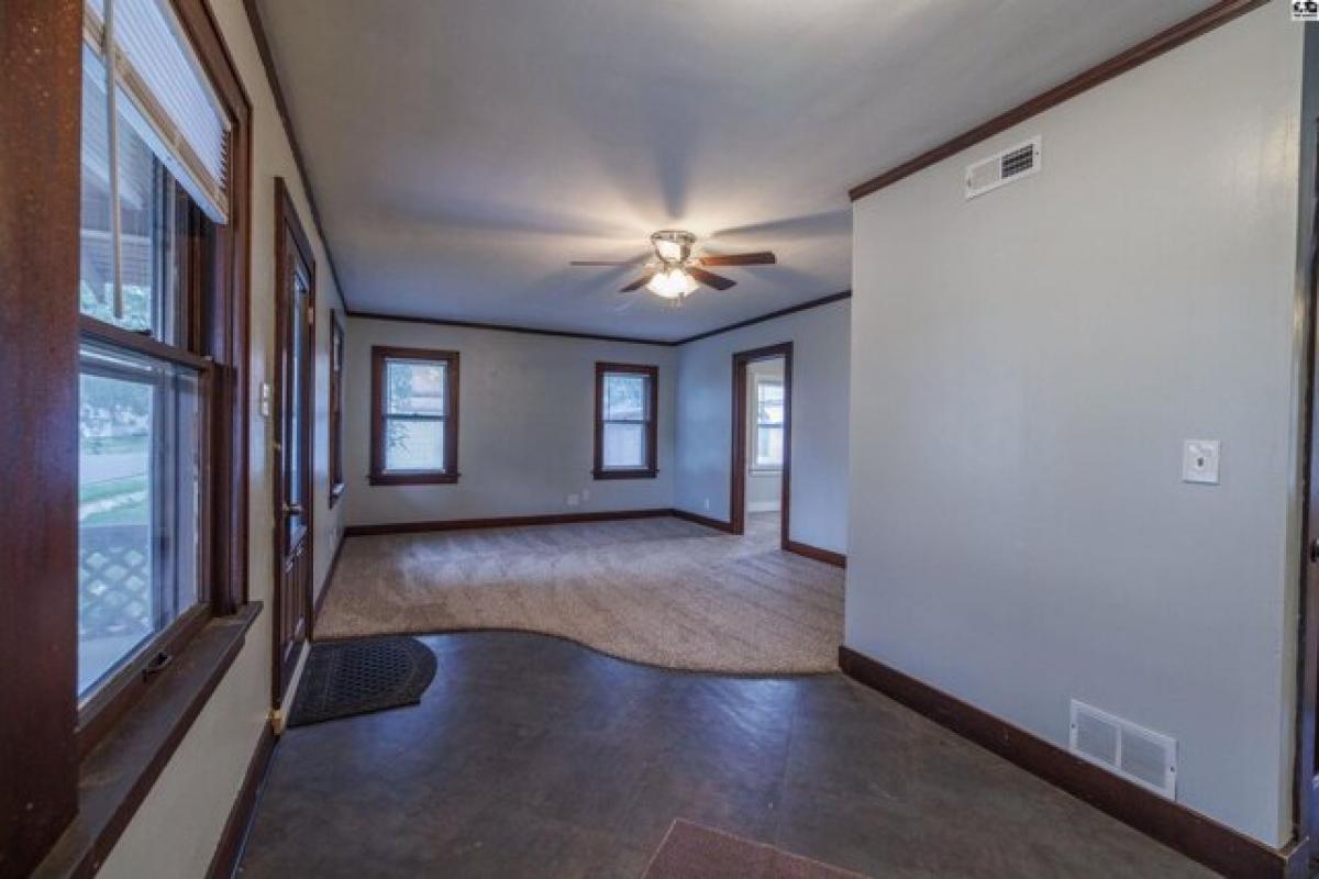 Picture of Home For Sale in Hutchinson, Kansas, United States