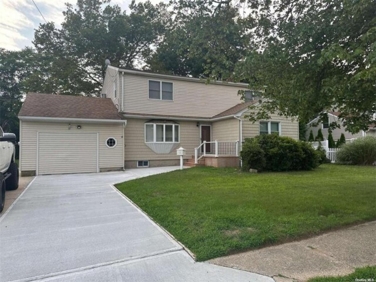 Picture of Home For Rent in West Babylon, New York, United States