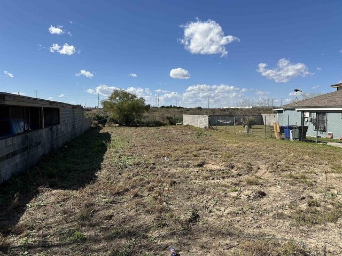 Picture of Residential Land For Sale in Laredo, Texas, United States