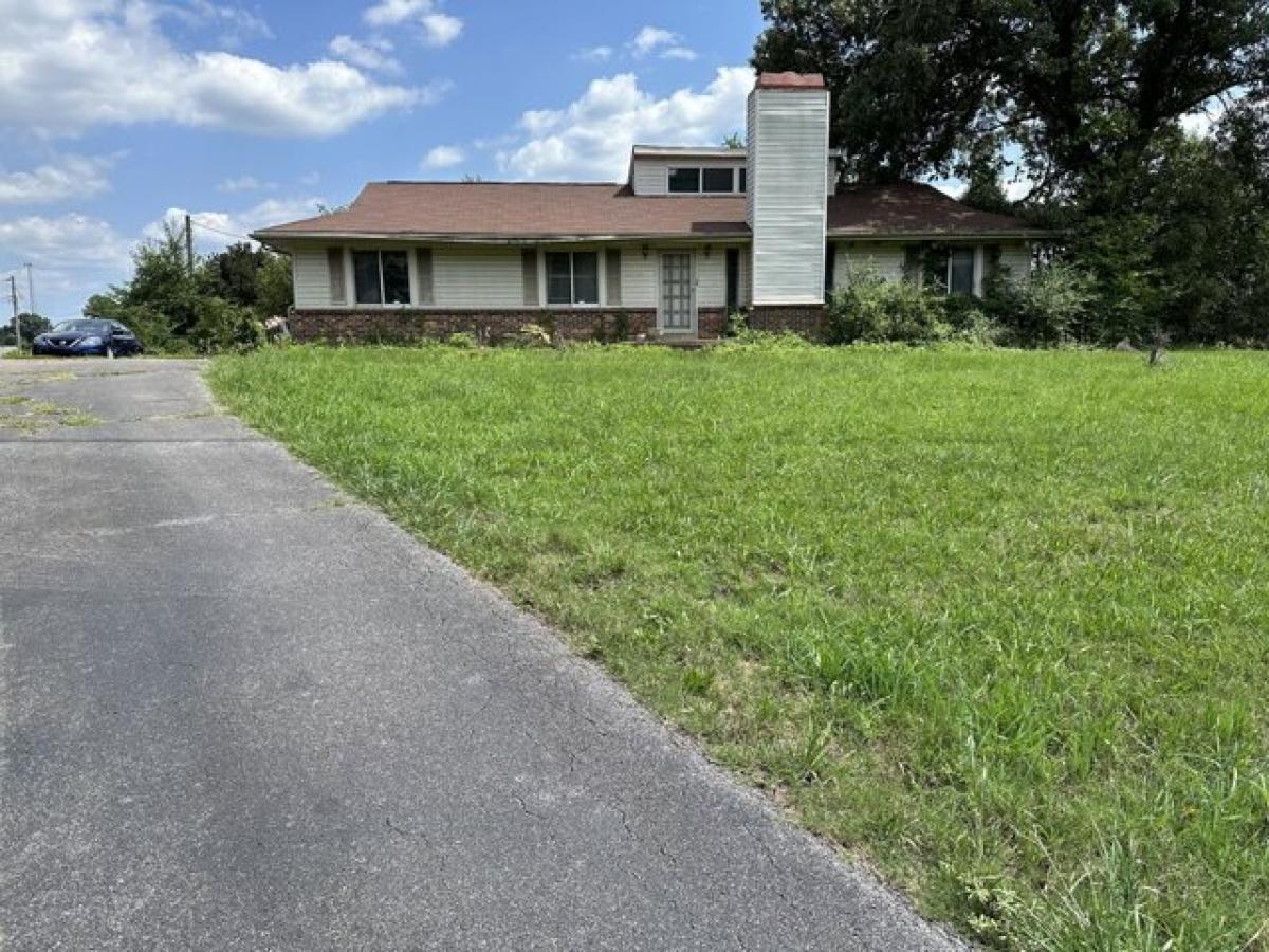 Picture of Home For Sale in White Bluff, Tennessee, United States