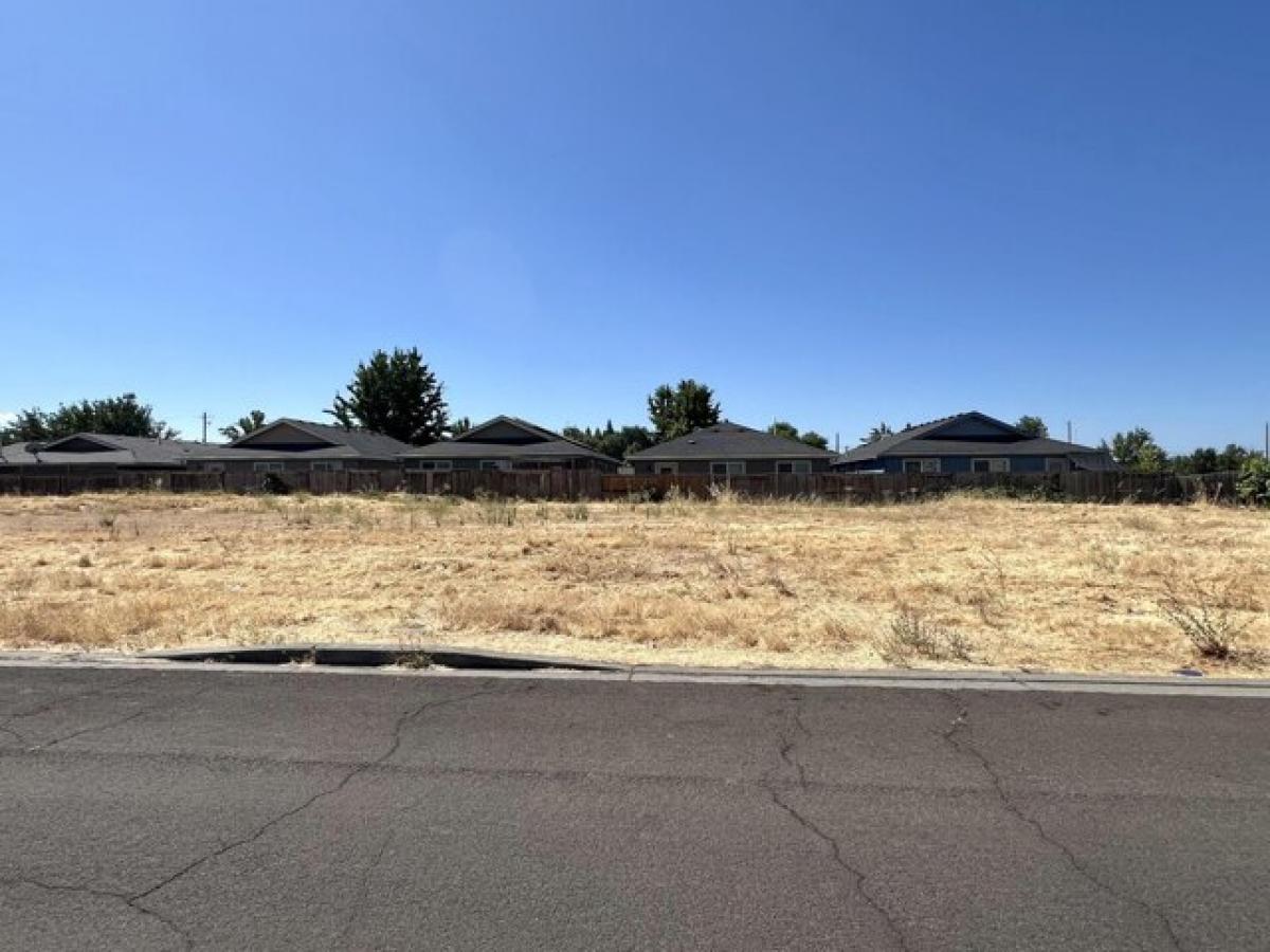 Picture of Residential Land For Sale in White City, Oregon, United States