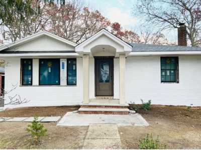 Home For Sale in Smithtown, New York