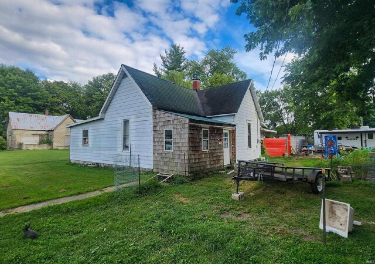 Picture of Home For Sale in Elnora, Indiana, United States