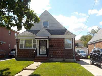 Home For Sale in Glen Oaks, New York