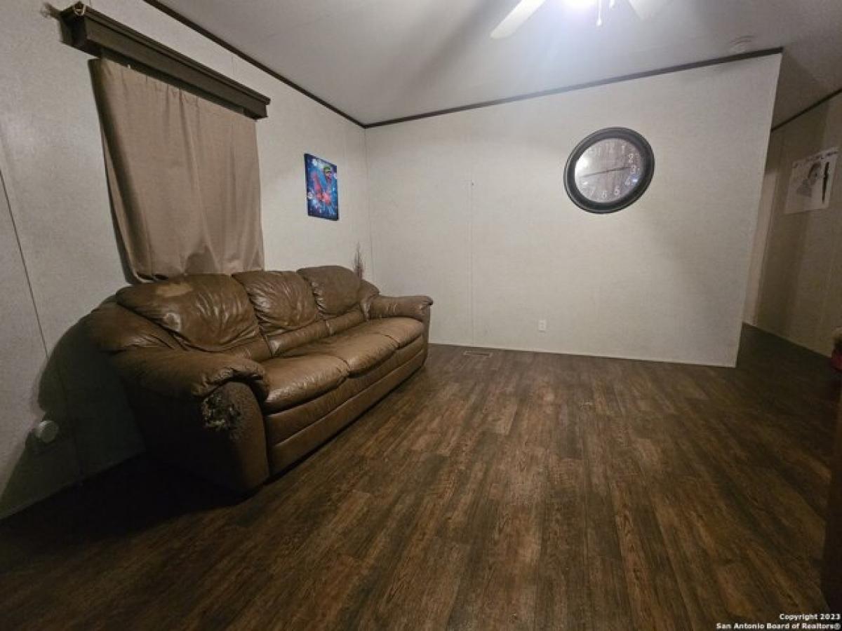 Picture of Home For Sale in Moore, Texas, United States