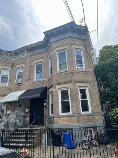 Home For Sale in Woodhaven, New York