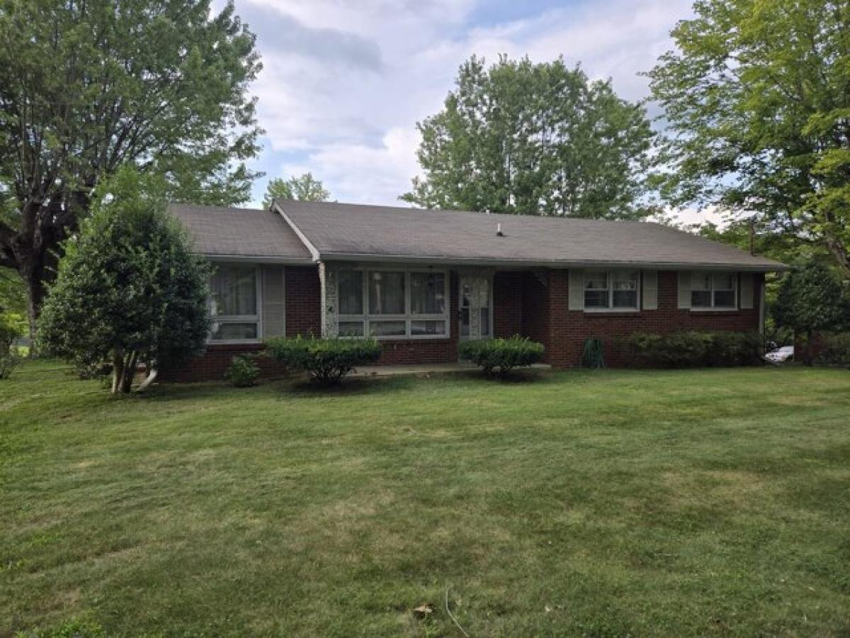 Picture of Home For Sale in Greenbrier, Tennessee, United States