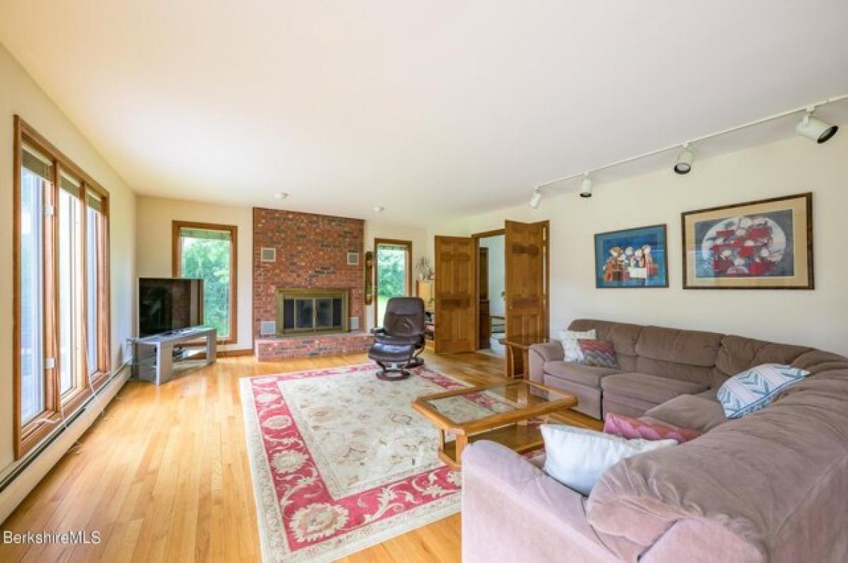 Picture of Home For Sale in Pittsfield, Massachusetts, United States