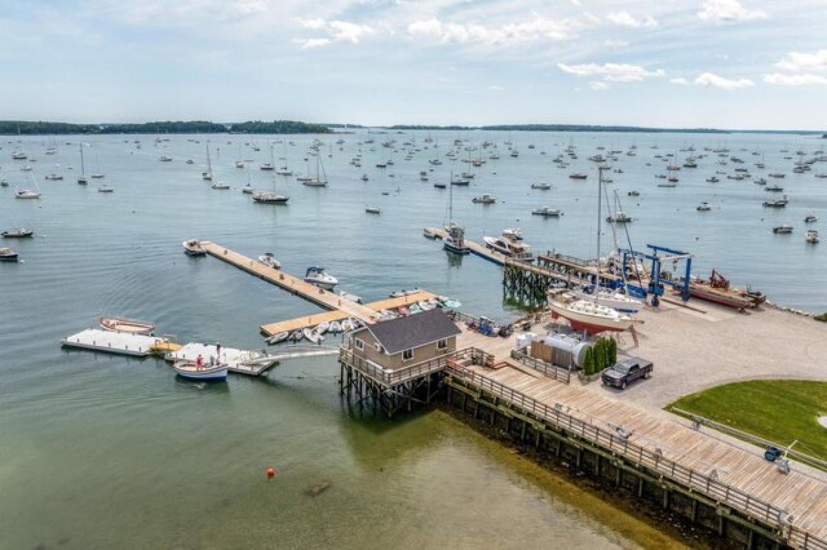 Picture of Home For Sale in Falmouth, Maine, United States