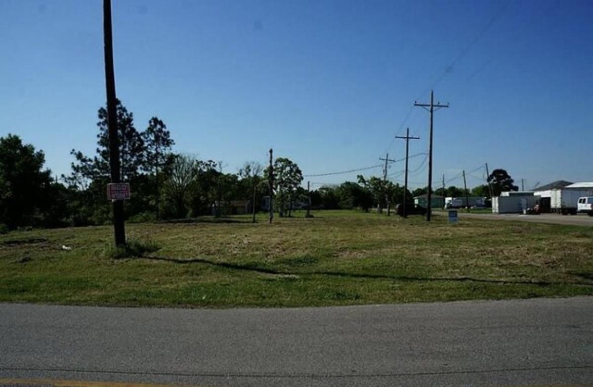 Picture of Residential Land For Sale in Anahuac, Texas, United States