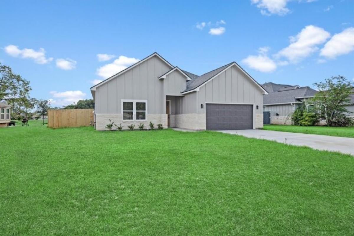 Picture of Home For Sale in West Columbia, Texas, United States