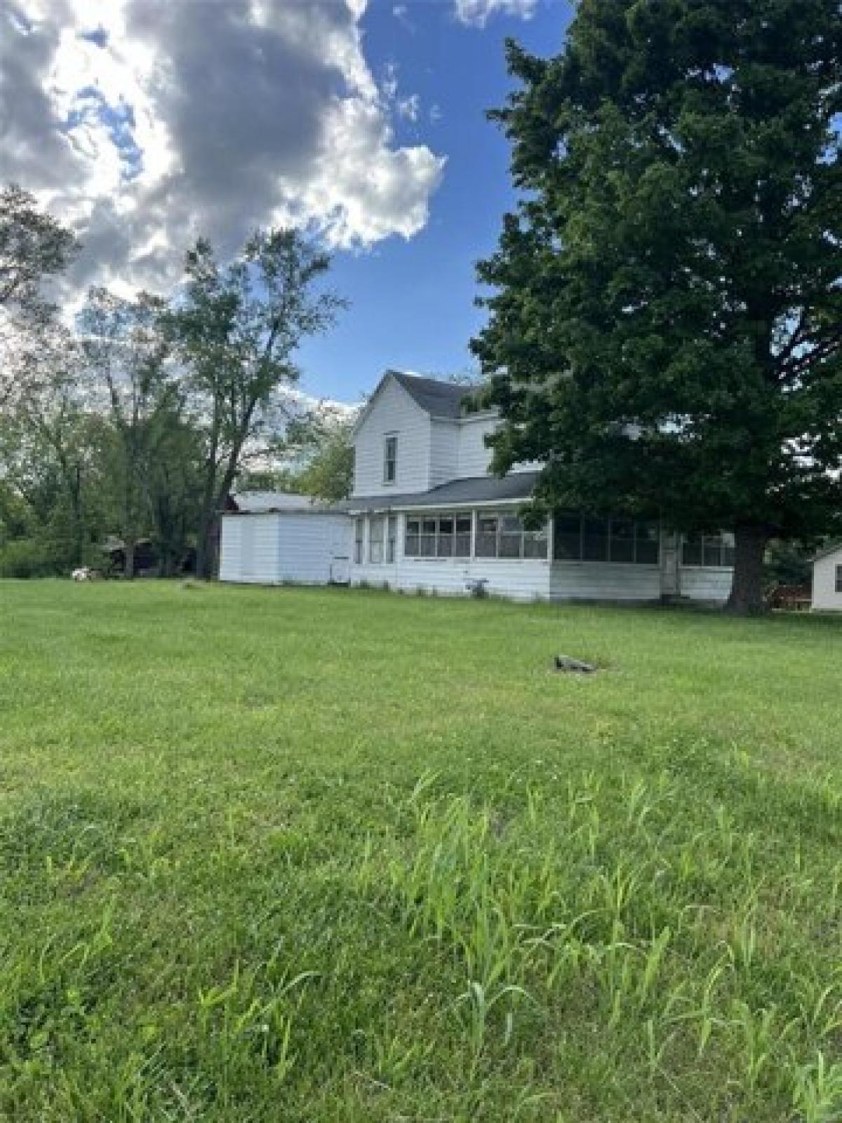 Picture of Home For Sale in Moro, Illinois, United States