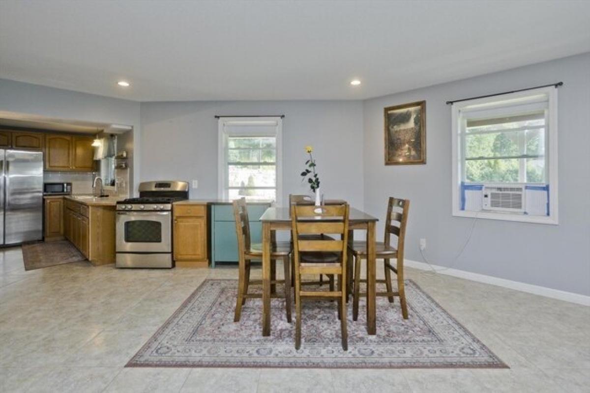 Picture of Home For Sale in Granby, Massachusetts, United States