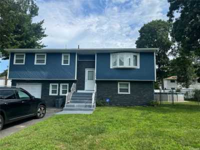 Home For Sale in West Babylon, New York