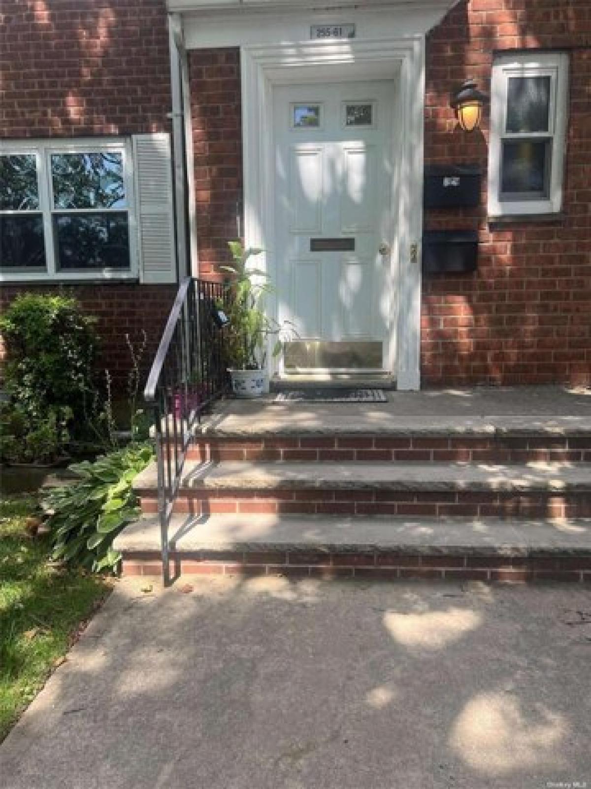 Picture of Home For Rent in Glen Oaks, New York, United States