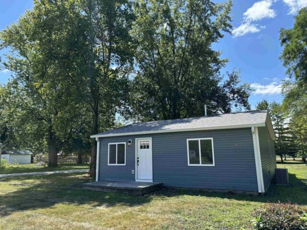 Picture of Home For Sale in Matthews, Indiana, United States