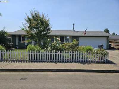 Home For Sale in Junction City, Oregon