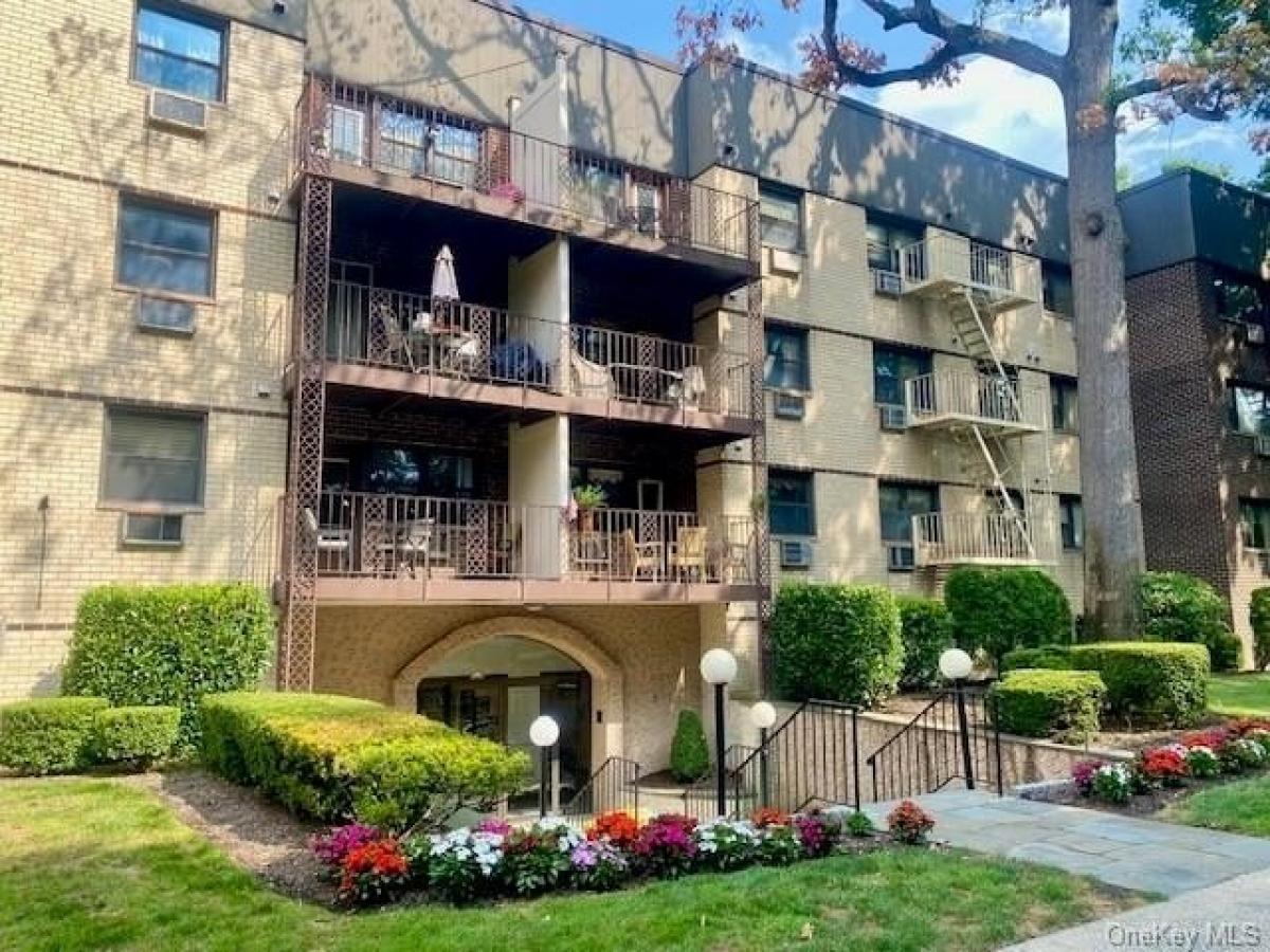 Picture of Home For Sale in New Rochelle, New York, United States