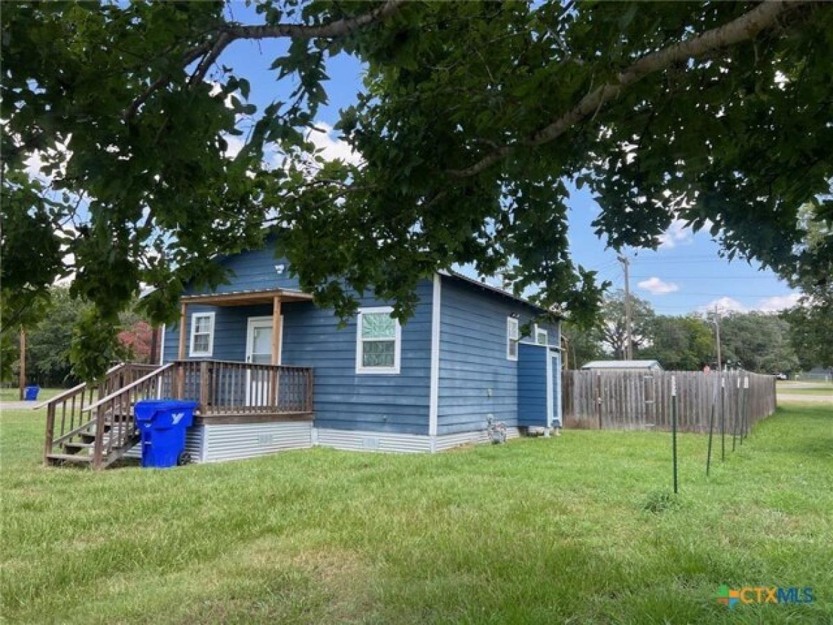 Picture of Home For Sale in Yoakum, Texas, United States