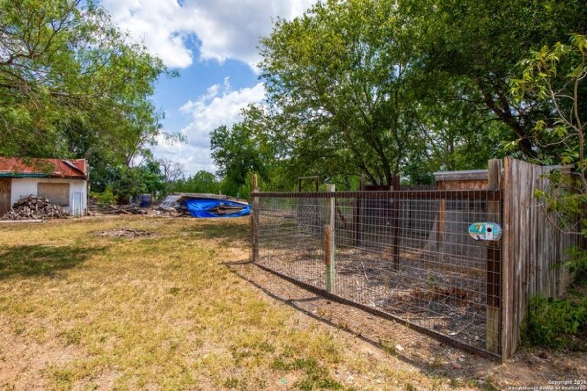 Picture of Residential Land For Sale in Elmendorf, Texas, United States