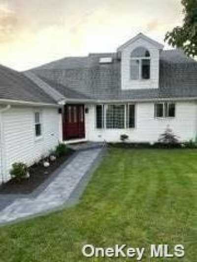 Home For Sale in Center Moriches, New York