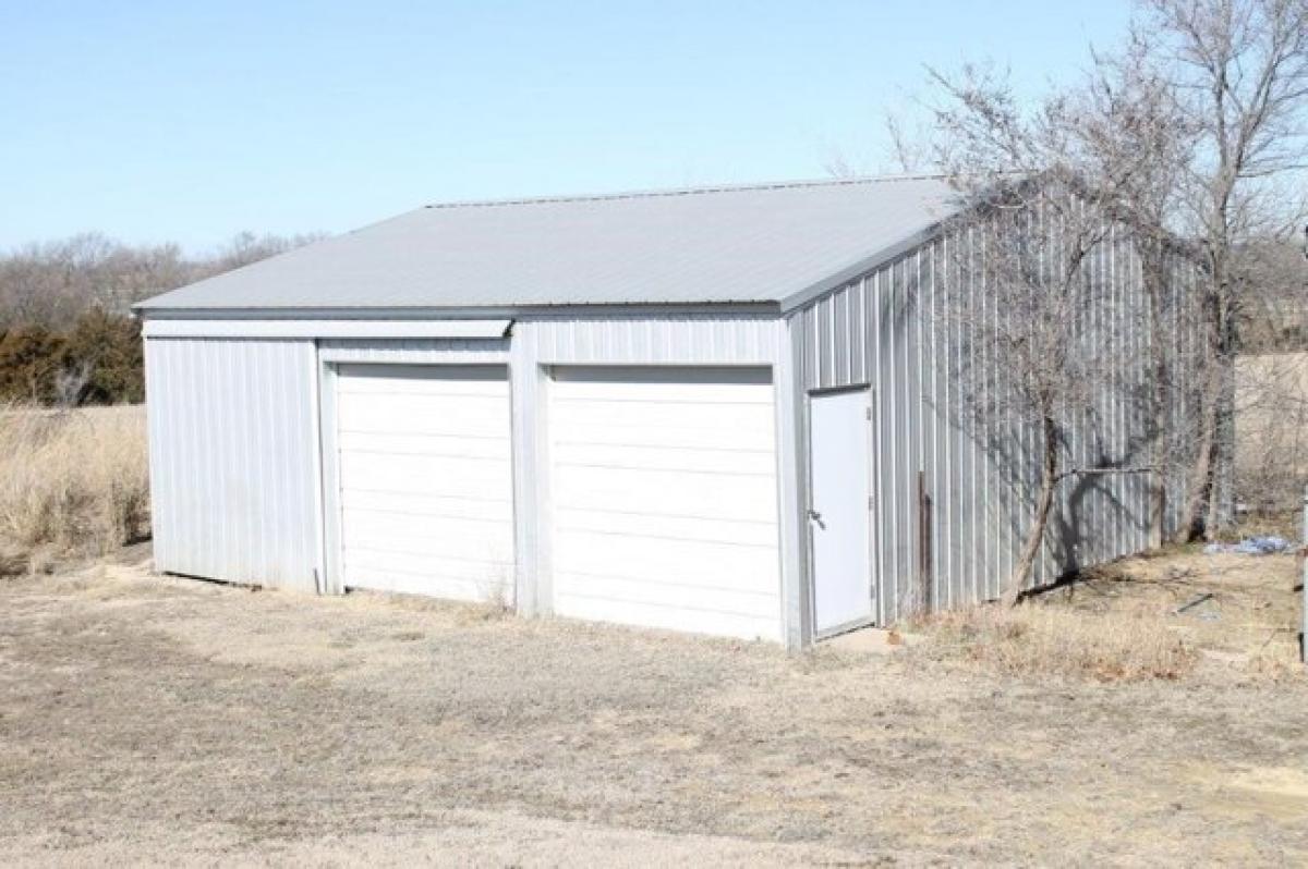 Picture of Home For Sale in Winfield, Kansas, United States