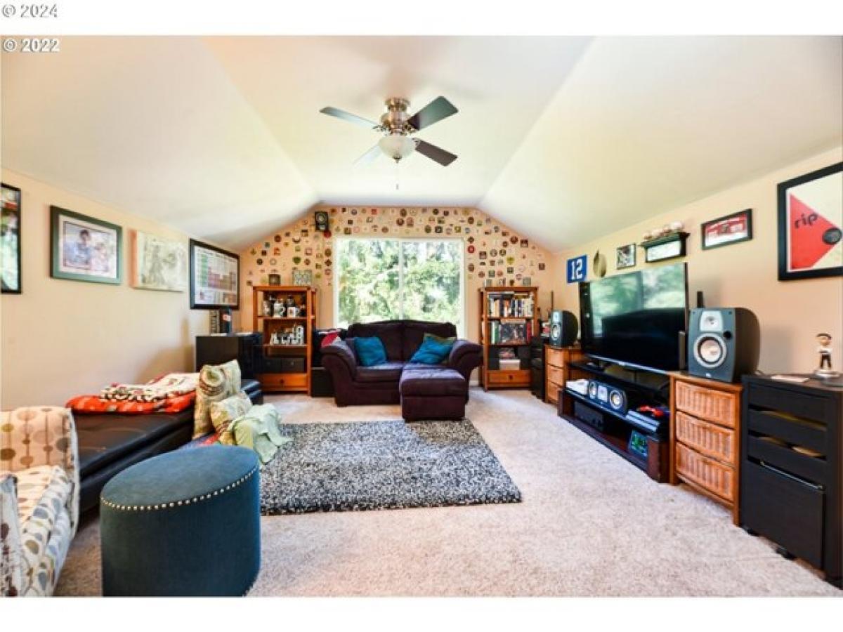 Picture of Home For Sale in Oakridge, Oregon, United States