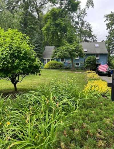 Home For Rent in Melville, New York