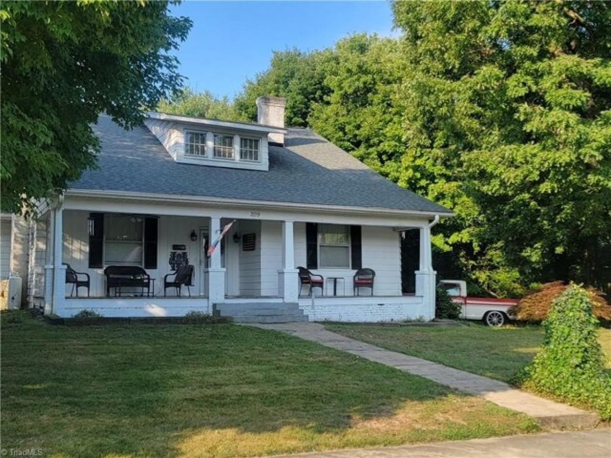 Picture of Home For Sale in Mount Airy, North Carolina, United States