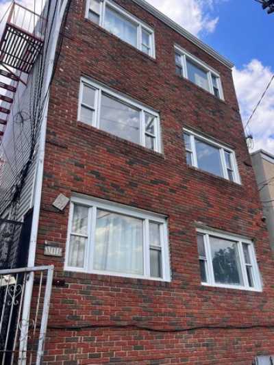 Home For Rent in Elizabeth, New Jersey