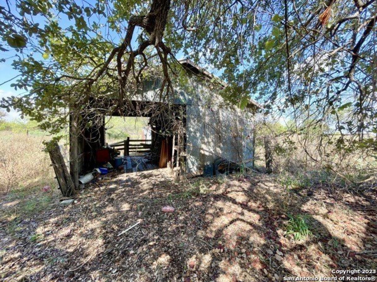 Picture of Home For Sale in Devine, Texas, United States