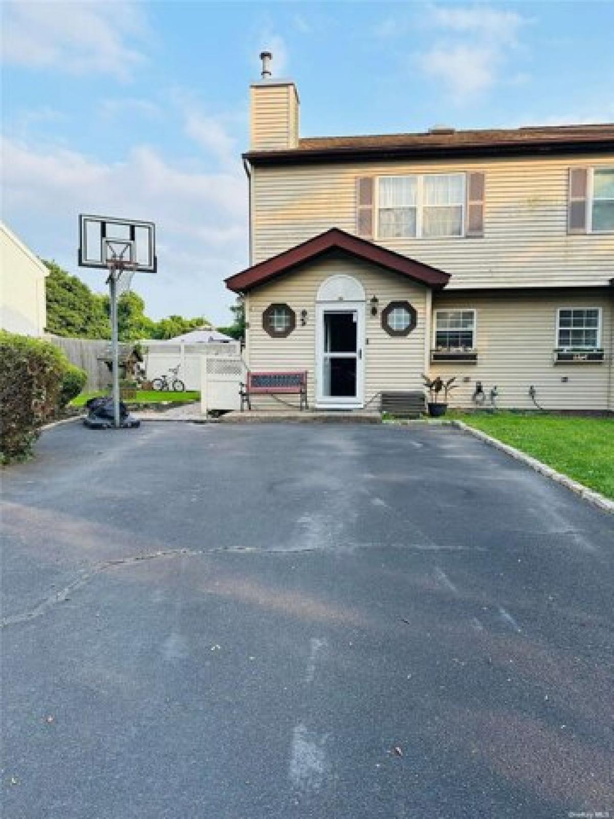 Picture of Home For Sale in Bay Shore, New York, United States