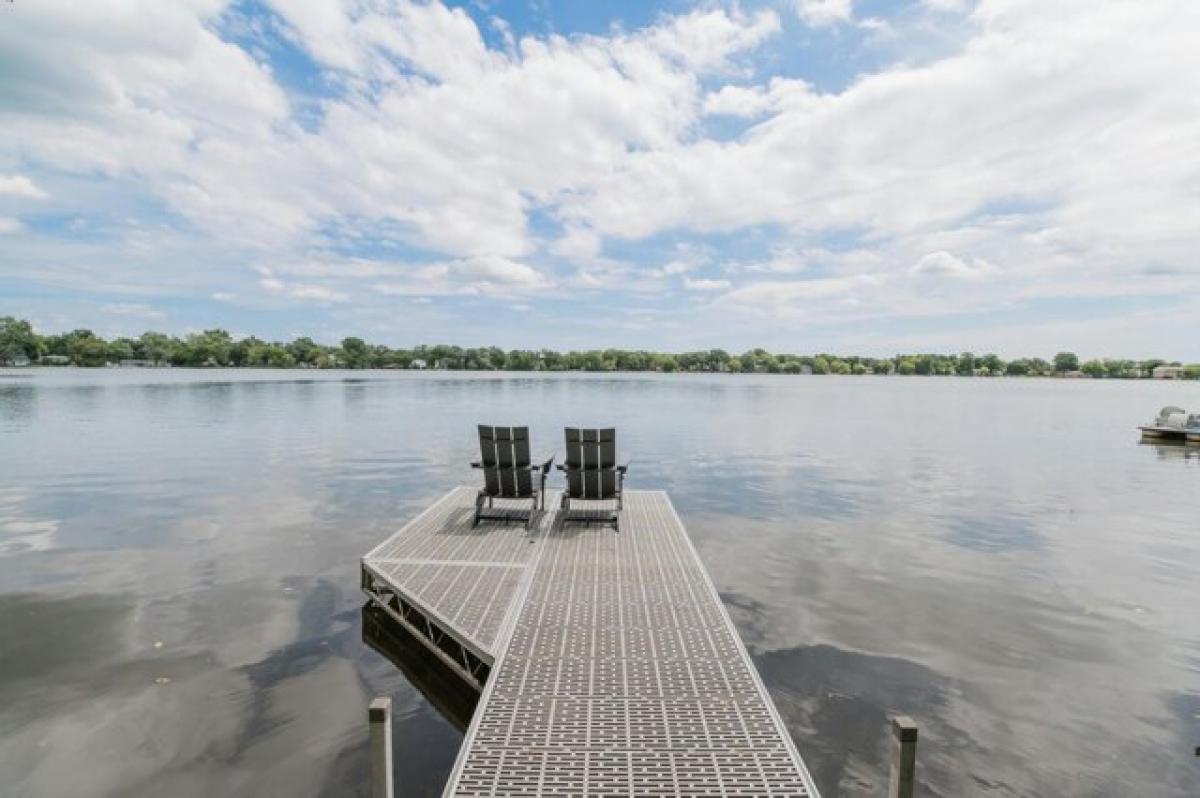 Picture of Home For Sale in Grayslake, Illinois, United States