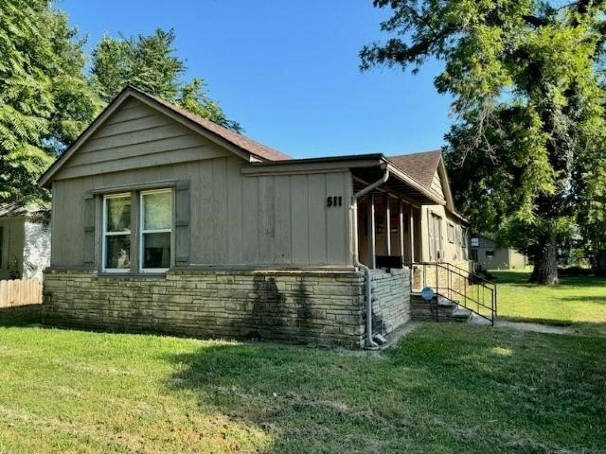 Picture of Home For Sale in Winfield, Kansas, United States