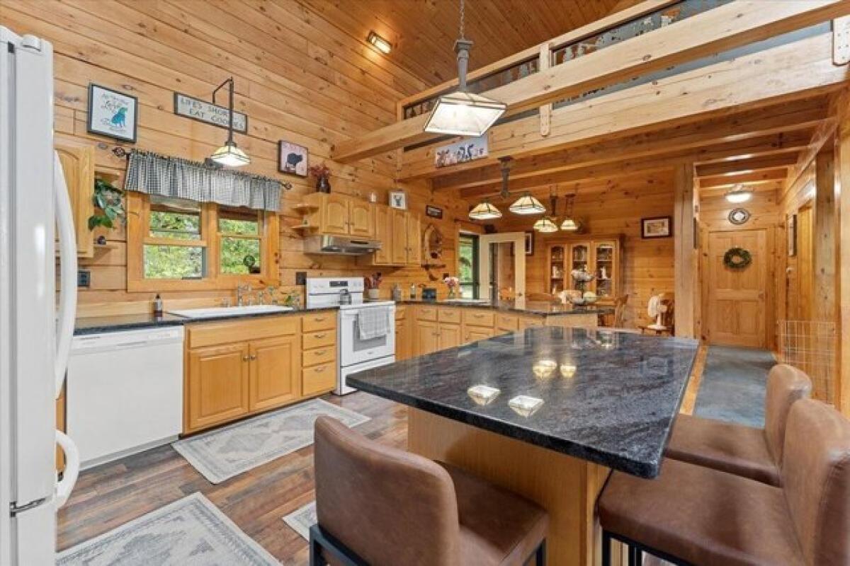 Picture of Home For Sale in Indian Lake, New York, United States