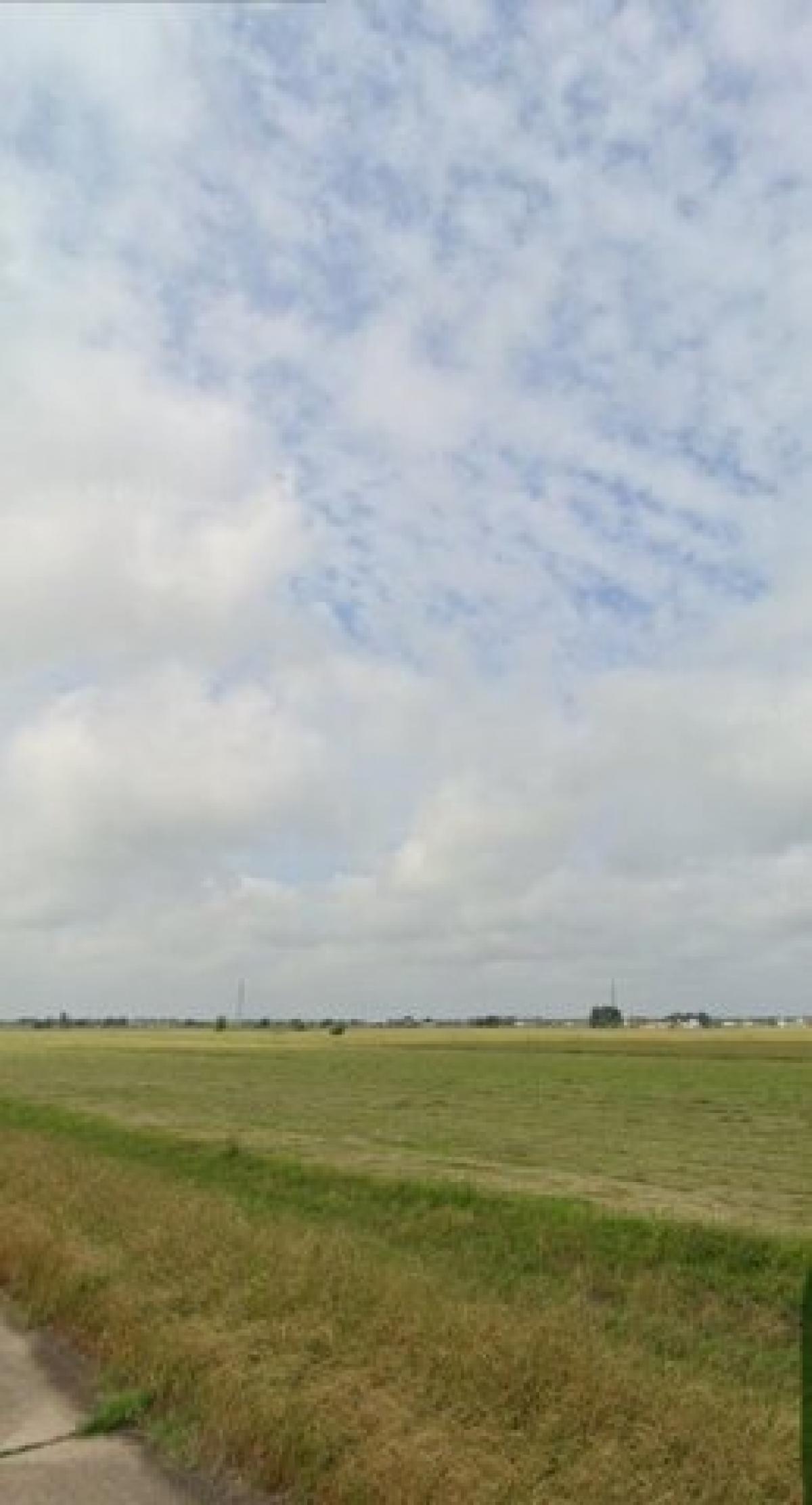 Picture of Residential Land For Sale in Angleton, Texas, United States