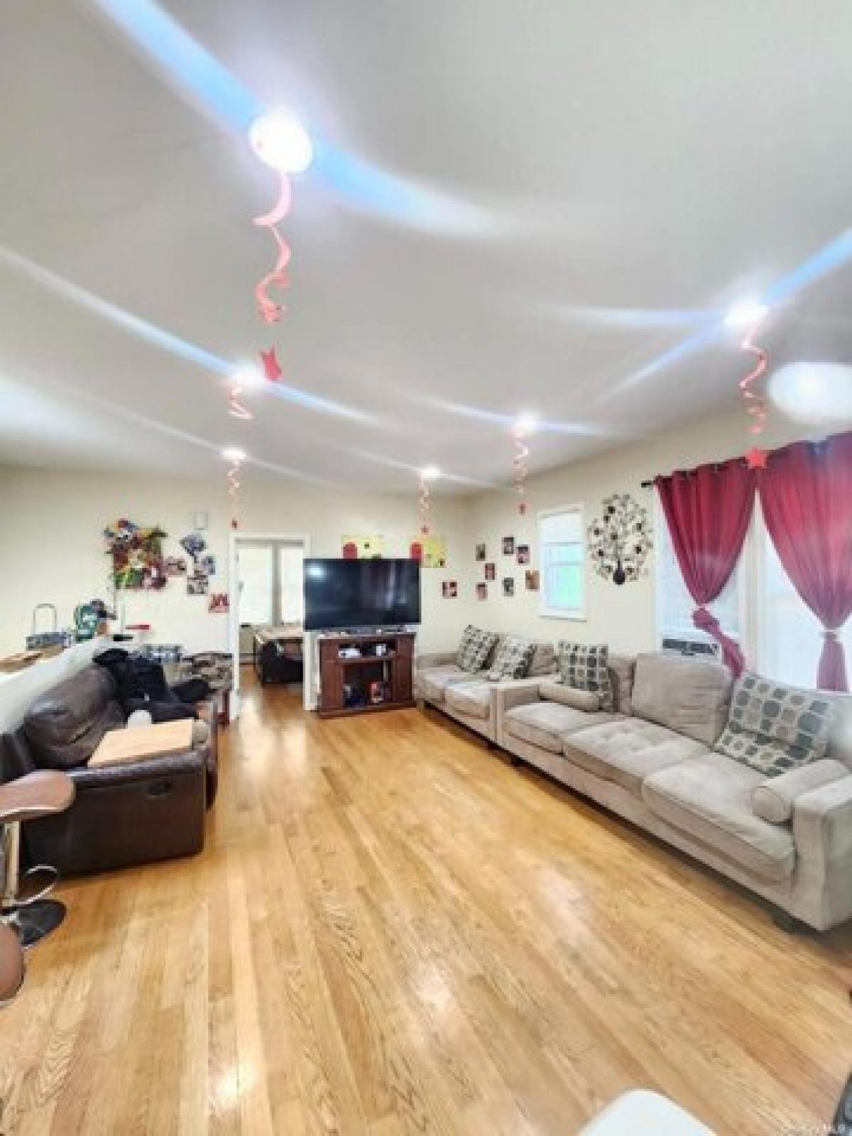 Picture of Home For Sale in Woodhaven, New York, United States