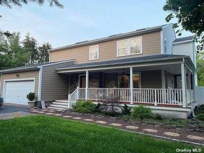 Home For Sale in Center Moriches, New York