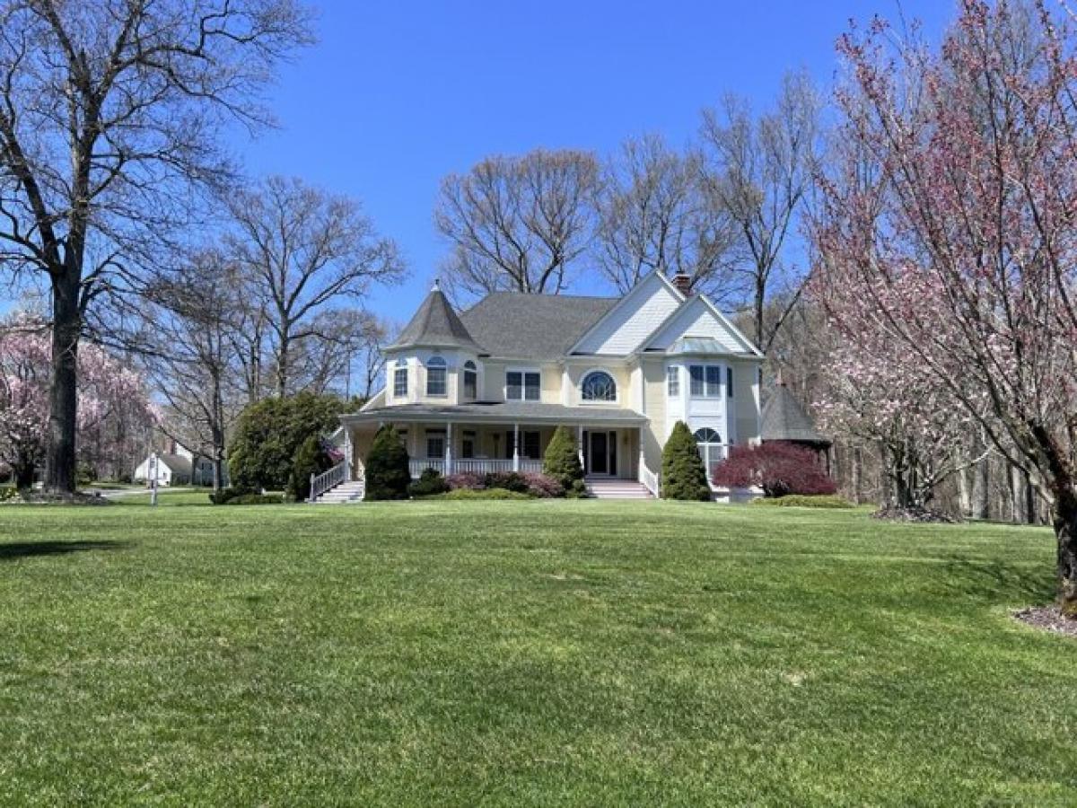 Picture of Home For Sale in East Lyme, Connecticut, United States