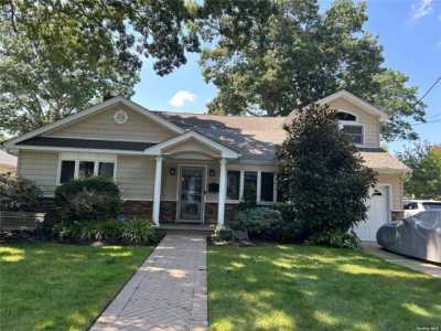 Home For Sale in Merrick, New York