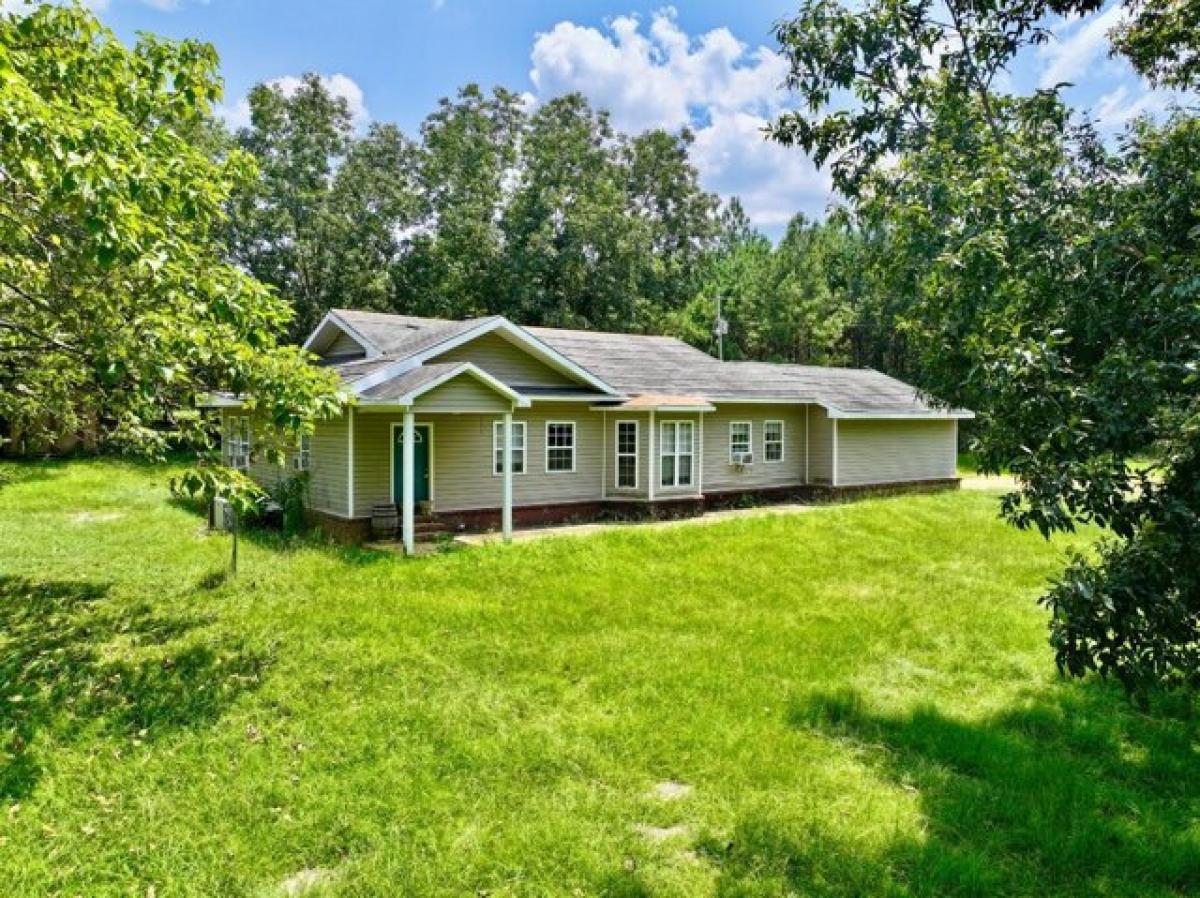 Picture of Home For Sale in Grove Hill, Alabama, United States