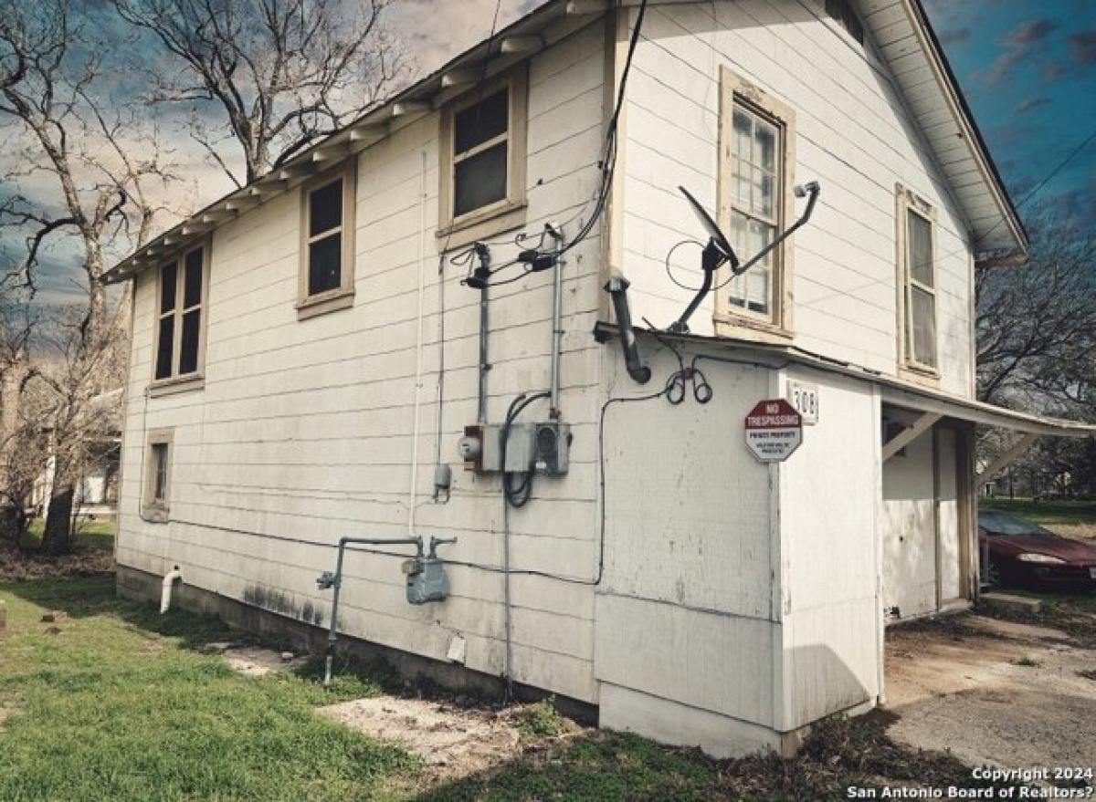 Picture of Home For Sale in Poth, Texas, United States