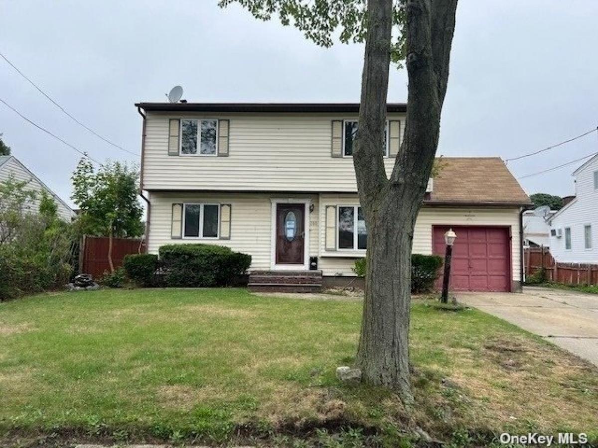 Picture of Home For Sale in Lindenhurst, New York, United States