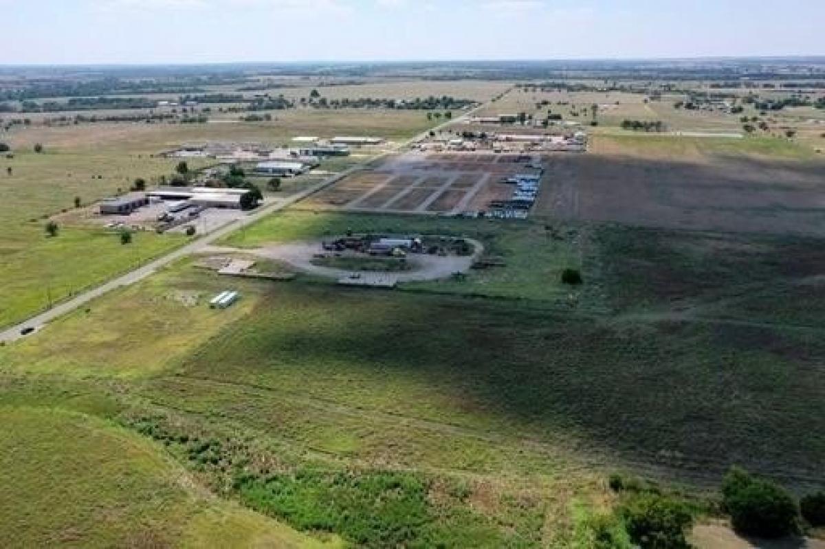 Picture of Residential Land For Sale in Chickasha, Oklahoma, United States